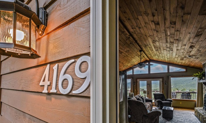 Wears Valley Cabin | Roundtop Mountain Ridge 2 Bedroom Cabin by RedAwning