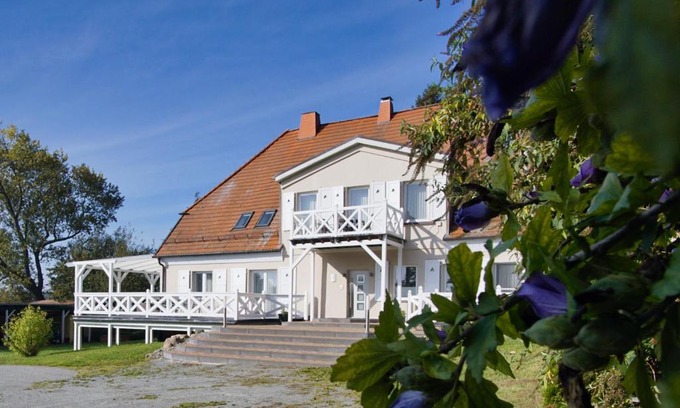Bergen auf Ruegen Apartment | Ruhig und idyllische Lage, strandnah, gratis Nutzung vom AHOI Erlebnisbad und Sauna in Sellin - Gutshaus Silvitz FeWo 01