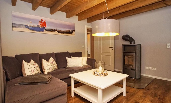 Bergen auf Ruegen Apartment | Ruhig und idyllische Lage, strandnah, gratis Nutzung vom AHOI Erlebnisbad und Sauna in Sellin - Gutshaus Silvitz FeWo 03
