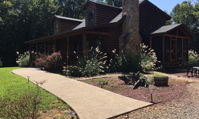 Windsor Cabin | Rural rustic log cabin at Lake Cumberland.