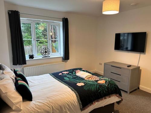Higham Ferrers House | Rushden HUGE 6 Bed house with driveway