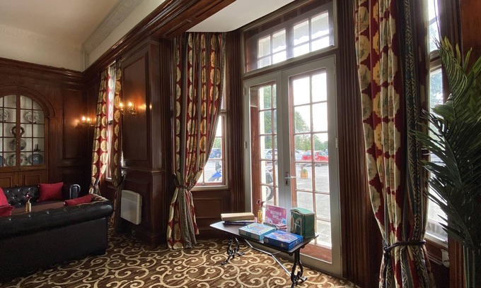 Horley Hotel | Russ Hill Hotel