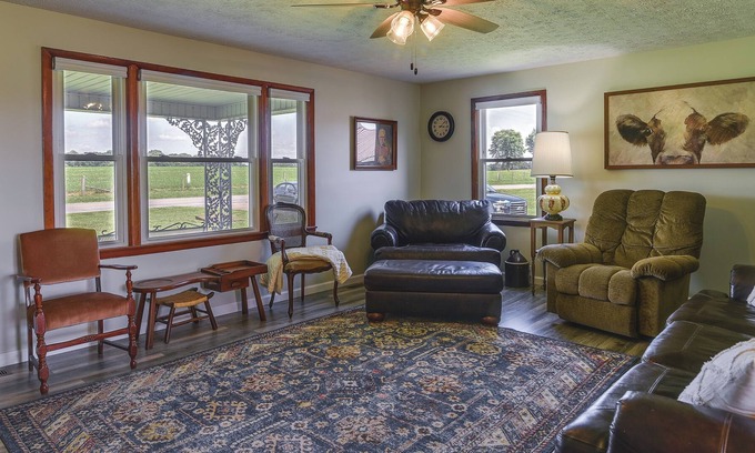 Windsor House | Russell Springs Home w/ Fire Pit - 8 Mi to Lake!