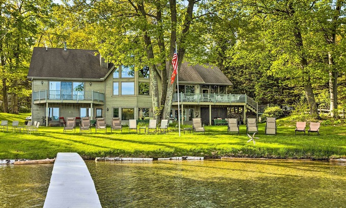 Glen Arbor Apartment | Rustic-Chic Lake Glen Studio: 4 Mi to Beach!
