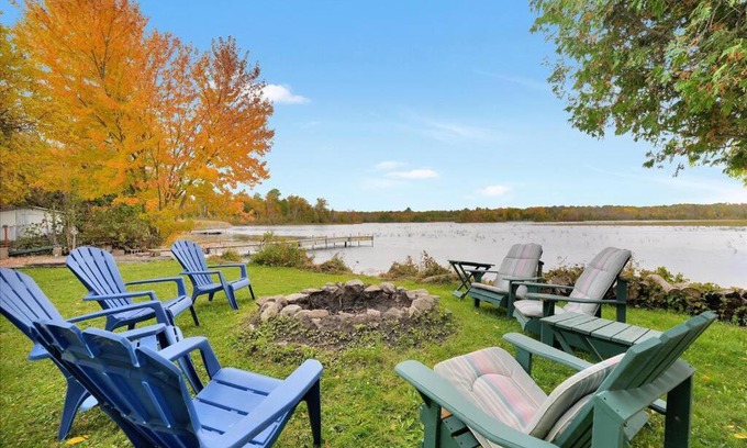 Kirkfield House | Rustic cottage on Canal Lake
