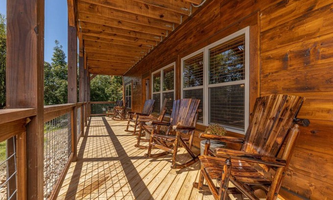 Gatlinburg - Pigeon Forge Apartment | Rustic Dreamscapes in Gatlinburg