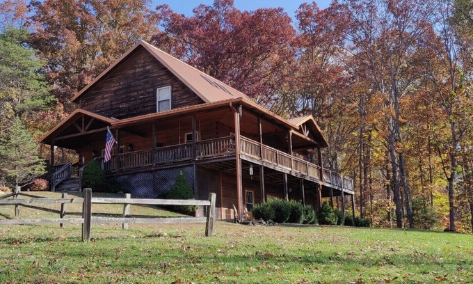 Nashville Cabin | Rustic Elegance Lodge - Picturesque 6 bedroom cabin, Hot Tub, Pool Table