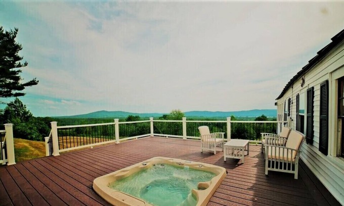 Parsonsfield House | Rustic Farmhouse w/Hot Tub Close to Beach, Golf