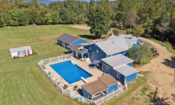 Luray Other | Rustic Farmhouse with Pool/hot tub/fire pits/6.5 acres Mountain Views