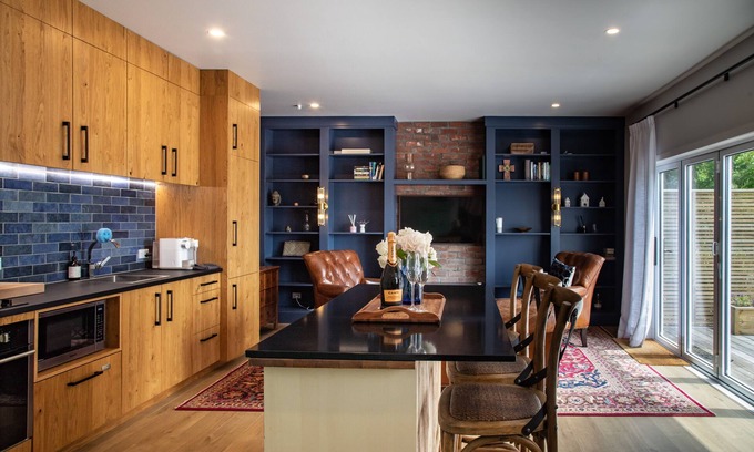 Martinborough Cottage | Rustic Martinborough Barn – Vineyard Views & Claw‑Foot Bath