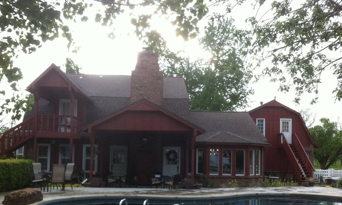 Bixby House | Rustic Redbird Lodge 'Country Living' at it's Best!