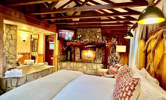 Twin Peaks Hotel | Rustic Romance - Studio | One Bed | ¾ Bathroom with Jacuzzi | Sleeps Two