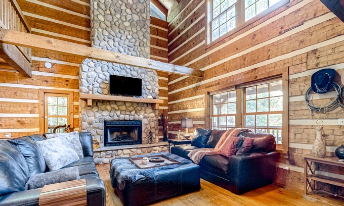 Seymour Cabin | Rustic secluded cabin with fireplace, deck, firepit, grill, mtn views - dogs OK