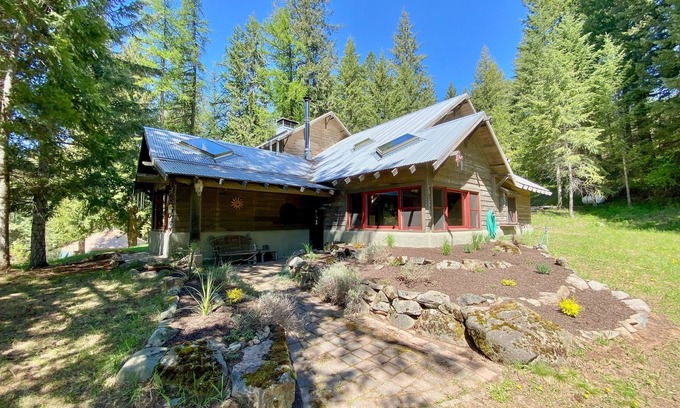Sagle House | Rustic woodland home with hot tub, patios & fireplaces - near lake access