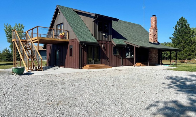 Grand Island Cabin | Rusty Flatts-Countryside Retreat Just Outside Grand Island – Sleeps 8