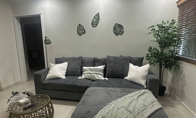 Coral Terrace Villa | safe and convenient villa w/great energy&vibes near airport w/workspace & WiFi