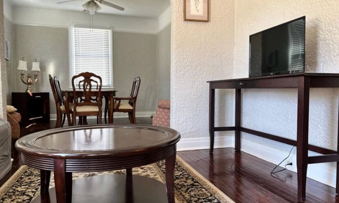 Jefferson Apartment | Safe & Center of NOLA Loft - walk to Ochsner!