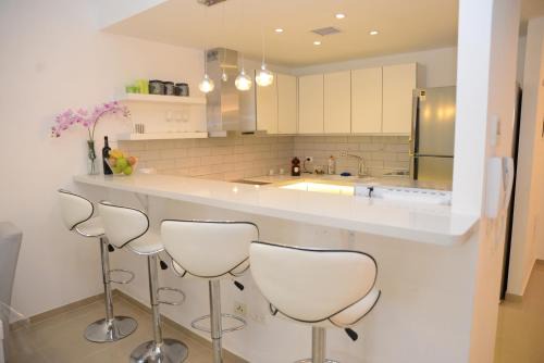 Nachlaot Apartment | Saidoff, amazing 4 br, 3 bath in city center, pool, parking!
