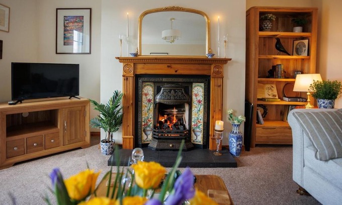 Saintfield House | Saintfield Centre - Sleeps 8 - Garage & patio
