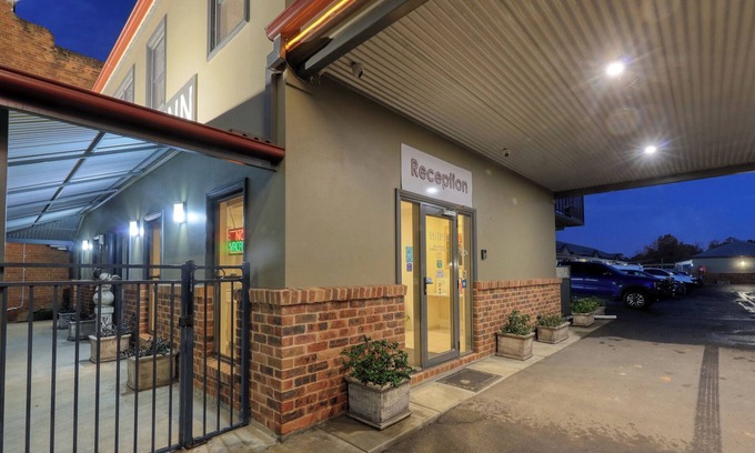 Hay Hotel | Saltbush Motor Inn