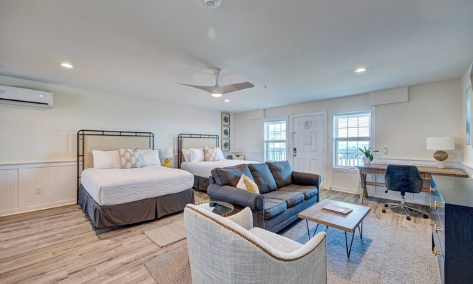 Surf City Apartment | Saltwater Suites, 103 Queen Pet Friendly ADA 1st Floor