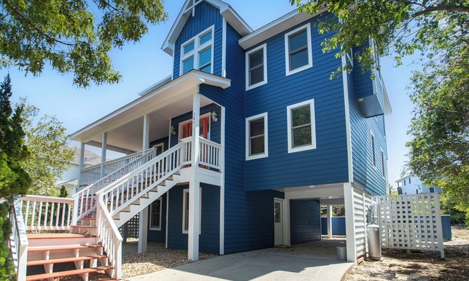 Duck House | Salty Breeze ~ Walk to Beach ~ Pool ~ Hot Tub ~ EV ~ 8-10 min walk to beach