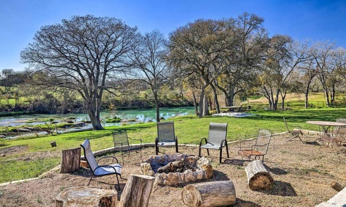 Martindale House | San Marcos Get Away! Waterfront with Gameroom and Pickleball court! No pets!