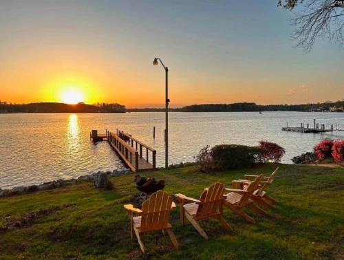 Newberry Shores House | Sandy Sunset Point 2 Kayaks