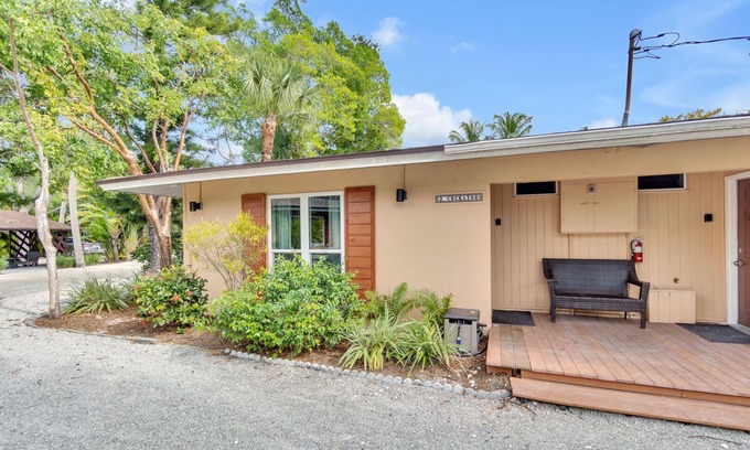 Sanibel Cottage | Sanibel-Style on the East End! Walk to restaurants and the lighthouse. NEW!