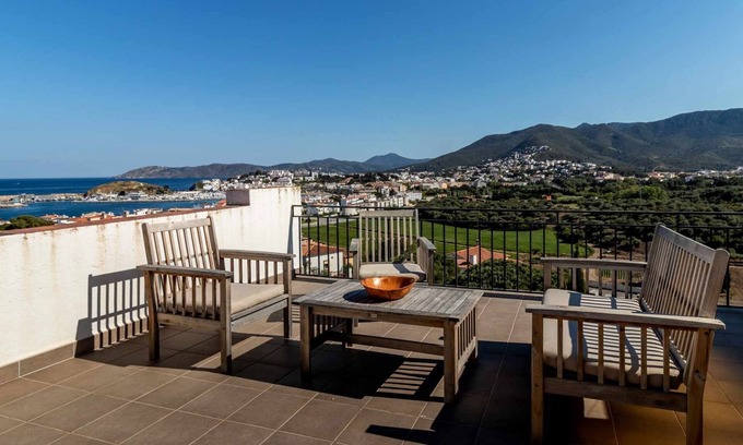 Llanca Apartment | Sant Genís 19 - top-floor apartment with terrace