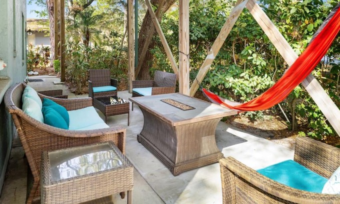Ridge Wood Heights Apartment | Sarasota Bungalow 10 Minutes from Siesta Beach