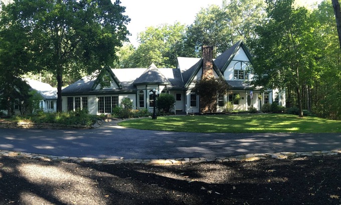 Saratoga Springs House | Saratoga Home close to Race Track. n Privacy in a spacious home with Pool