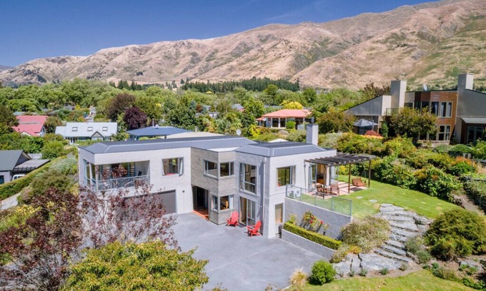 Wanaka House | Sargood Splendour - Wanaka Holiday Home