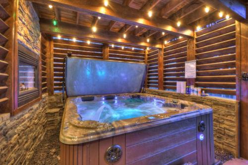 Mineral Bluff House | Sassafras Lodge - Cabin in North GA - Pet Friendly - Hot Tub, Fireplace, Mountain Views, Gas Griddle, Outdoor Fire Pit, Shuffleb