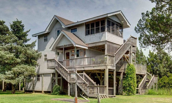 Ocracoke Cottage | Saunder's Cottage offers an open floor plan and has lots of outdoor space.
