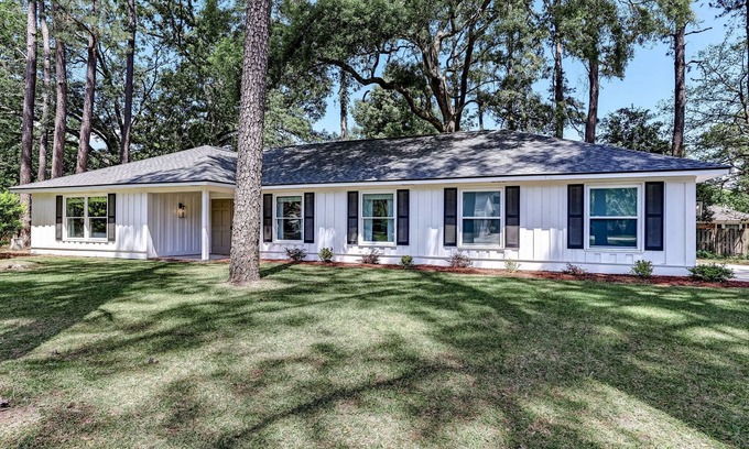 Isle of Hope Historic District House | Savannah Place: Mid-century modern 3 Bedroom Home