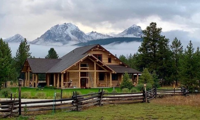 Stanley House | Sawtooth Mountain Log Cabin with a View