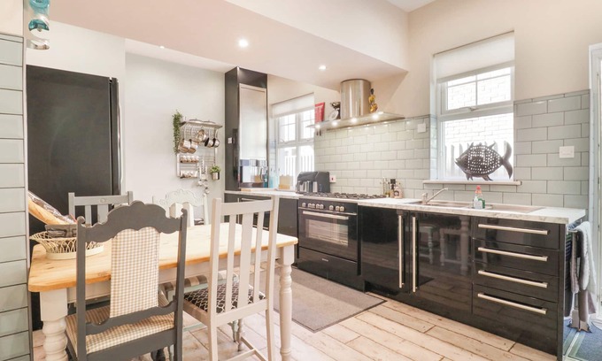 Felixstowe Cottage | SAXON LODGE COTTAGE, family friendly in Felixstowe, Suffolk