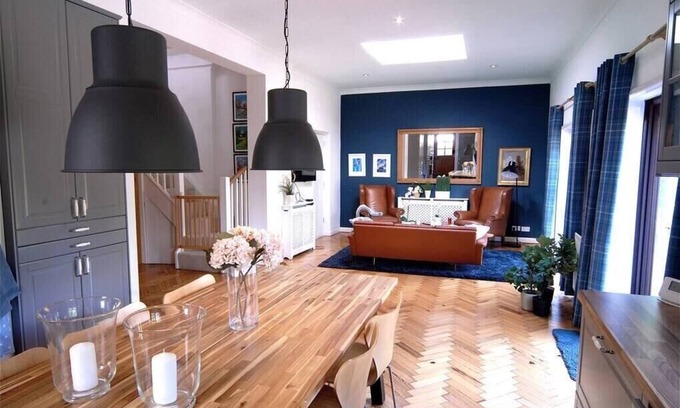 Epsom House | Scandi-Style 4B Bungalow Large Garden and Parking