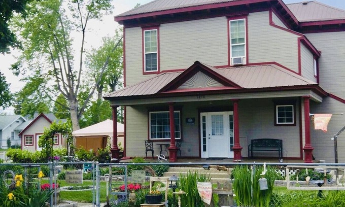 Baker City House | Scarlet Begonia - Great for Families, Large 4 Bdrm, Local Golfing 50% Off!