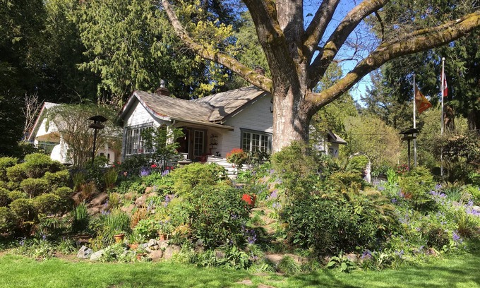 Sooke House | Scarlet Oak: Ground level suite in a heritage country home and garden.