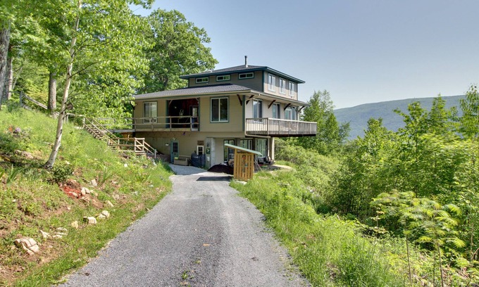 East Dorset Apartment | Scenic Dorset Duplex < 3 Mi to Emerald Lake!