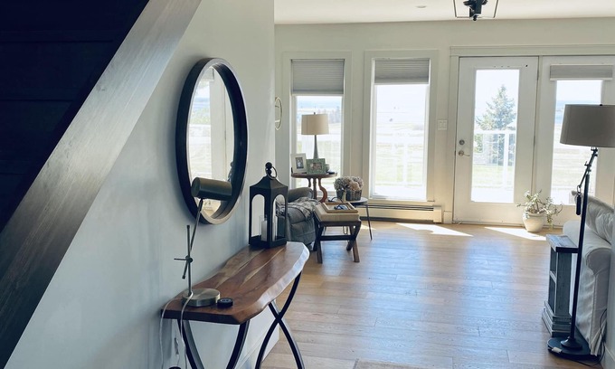 Hampton House | Scenic Getaway - beautiful views, quiet location close to local restaurants!