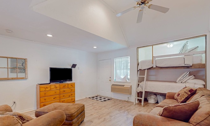 Valley Mills House | Scenic guest home with private hot tub, nature trails, basketball court, & W/D