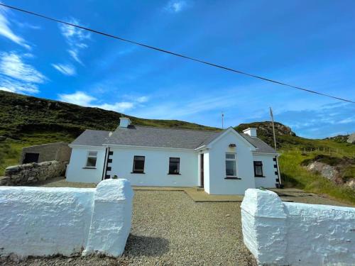 Malin House | Scenic Oceanfront Retreat- Buliban Cottage