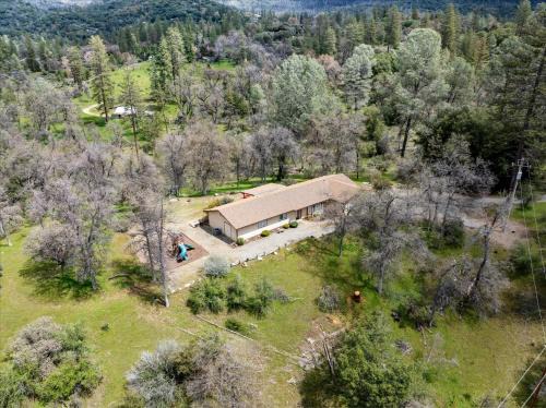 Yosemite Forks House | Scenic Serenity 50 acres/hot tub/game room