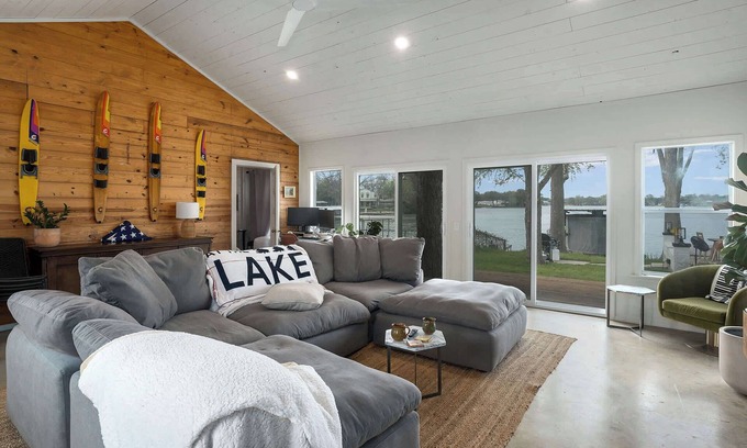 Seguin House | Scenic Waterfront | Pickleball Court | BBQ & Games