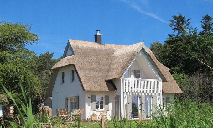 Born auf dem Darss House | Schilfhaus-Darss, vacation home under thatch in a dream location by the water, sauna, fireplace