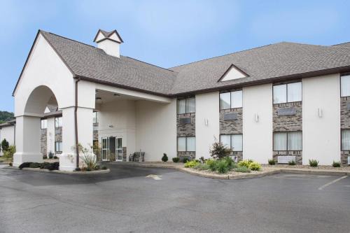 New Philadelphia Hotel | Schoenbrunn Inn