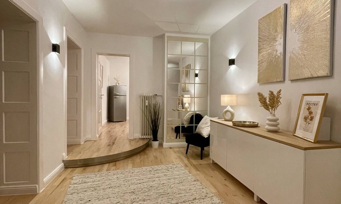 Josephsplatz House | Schwabing apartment with kitchen, conservatory and rain shower in the heart of Munich